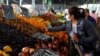 Marché central de La Matanza en périphérie de Buenos Aires, Argentine, 1er avril 2020. (REUTERS/Agustin Marcarian)