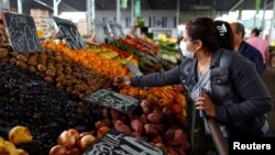 Marché central de La Matanza en périphérie de Buenos Aires, Argentine, 1er avril 2020. (REUTERS/Agustin Marcarian)