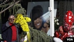 Potret raksasa Whitney Houston terpasang di kaca rumah duka Wigham di Newark, New Jersey (17/2). Pemakaman sang diva akan berlangsung hari ini.