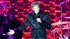 El cantante Barry Manilow recibió reconocimiento en Londres