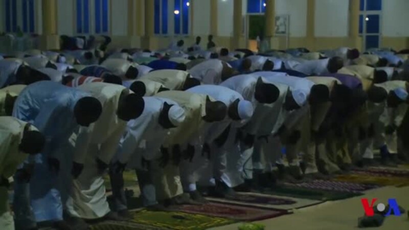 Les musulmans tchadiens prient lors du de Ramadan (vidéo)