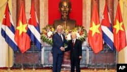 El presidente de Vietnam, Nguyen Phu Trong, (derecha) y su hómologo de Cuba, Miguel Díaz-Canel en Hanoir, 9 de noviembre, 2018.