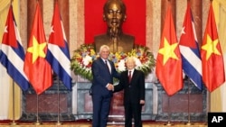Chủ tịch Việt Nam Nguyễn Phú Trọng (phải) và Chủ tịch Cuba Miguel Diaz-Canel tại Hà Nội hôm 9/11.