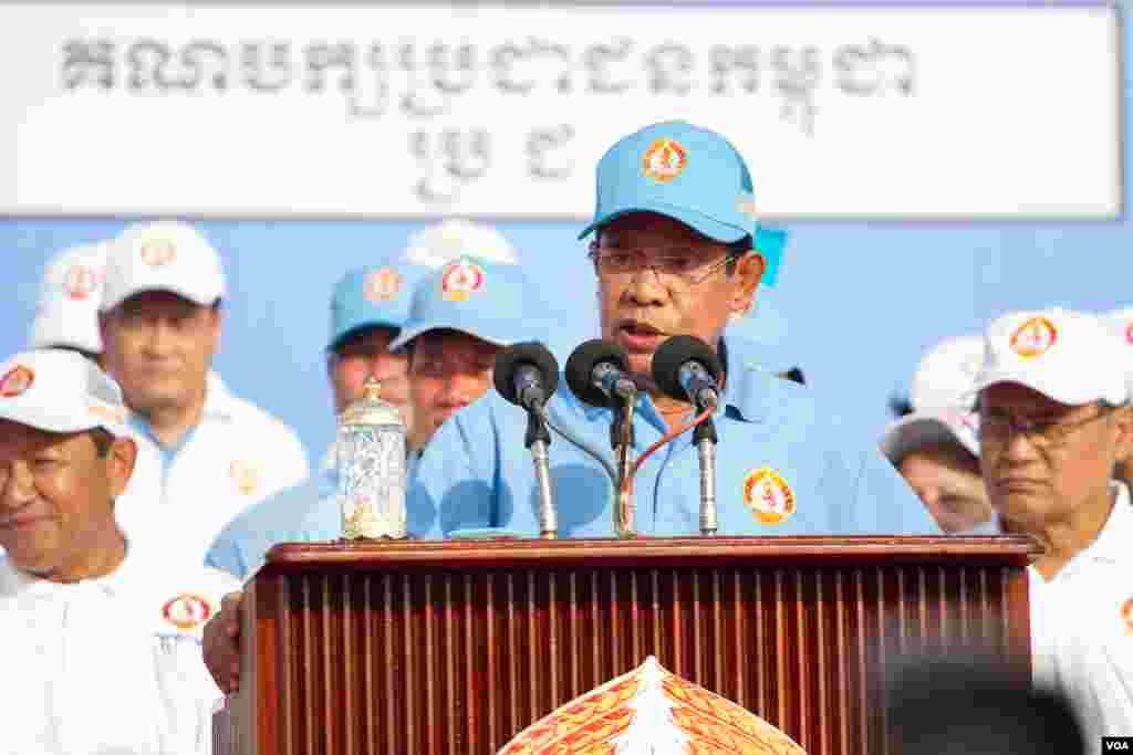 លោកនាយករដ្ឋមន្រ្តី ហ៊ុន សែន កំពុងថ្លែងមុននឹងការធ្វើយុទ្ធនាការឃោសនាបោះឆ្នោតថ្ងៃចុងក្រោយរបស់គណបក្សកាន់អំណាចគឺគណបក្សប្រជាជនកម្ពុជានៅក្នុងរាជធានីភ្នំពេញចាប់ផ្តើមកាលពីព្រឹកថ្ងៃទី២៧ កក្កដា សម្រាប់ការបោះឆ្នោតជាតិអាណត្តិទី០៦ដែលនឹងប្រព្រឹត្តទៅនៅថ្ងៃទី២៩ ខែ កក្កដា ឆ្នាំ២០១៨ ខាងមុខក្នុងប្រទេសកម្ពុជា។(ទុំ ម្លិះ/VOA)
