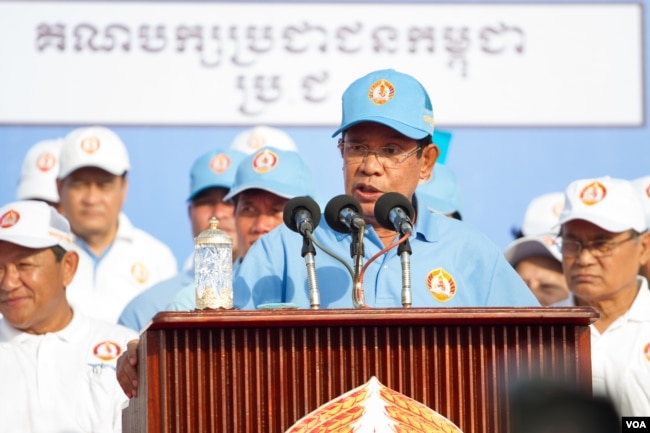 រូបឯកសារ៖ លោកនាយករដ្ឋមន្រ្តី ហ៊ុន សែន កំពុងថ្លែងមុននឹងការធ្វើយុទ្ធនាការឃោសនាបោះឆ្នោតថ្ងៃចុងក្រោយរបស់គណបក្សកាន់អំណាចគឺគណបក្សប្រជាជនកម្ពុជានៅក្នុងរាជធានីភ្នំពេញ ថ្ងៃទី២៧ ខែកក្កដា ឆ្នាំ២០១៨។