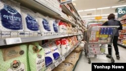 한국 식품의약품안전처는 7일 '제1차 당류저감 종합계획'을 발표했다. 7일 서울 시내 대형마트의 설탕 판매대에서 직원이 제품을 정리하고 있다.