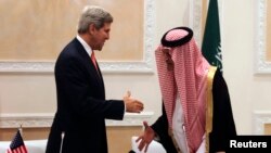 U.S. Secretary of State John Kerry (L) shakes hands with Saudi Foreign Minister Prince Saud al-Faisal at the end of a joint news conference in Riyadh, Saudi Arabia, Nov. 4, 2013.