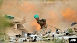 亚美尼亚国防部公布的照片显示亚美尼亚族的卡拉巴赫防卫军炮兵朝阿塞拜疆军队阵地开火。(2020年9月28日)
