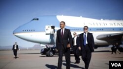 El presidente Obama inició su gira en Phoenix, Arizona, y continúa en Nevada y Colorado.