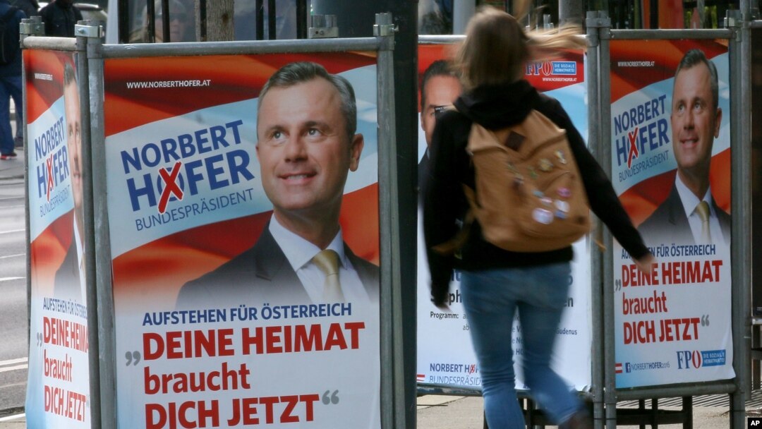 Seorang perempuan Austria melewati poster Norbert Hofer, Capres dari Partai Kebebasan – kelompok sayap kanan Austria yang anti-imigrasi, di Wina (19/4).