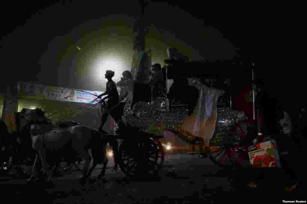 방글라데시에서 전국적인 봉쇄조치가 시작되기 전 다카 시민들이 말 수레를 타고 집으로 향하고 있다. 