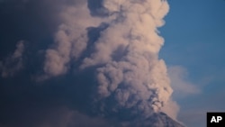 El "Volcán de Fuego" expulsa una espesa nube de cenizas, visto desde Palin, Guatemala, el lunes 10 de marzo de 2025. (Foto AP/Moises Castillo).