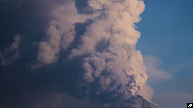 El "Volcán de Fuego" expulsa una espesa nube de cenizas, visto desde Palin, Guatemala, el lunes 10 de marzo de 2025. (Foto AP/Moises Castillo).