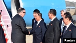 Menlu AS Mike Pompeo disambut oleh pejabat tinggi Korea Utara, Kim Yong Chol, dan Menlu Ri Su Yong, setibanya Pyongyang, Korea Utara, 9 Mei 2018. (Foto: dok).