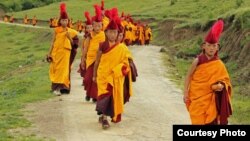 Para biksu muda Tibet di kuil Changlie, provininsi Sichuan, China (foto: dok). Seorang biksu Tibet di Sichuan tewas akibat bakar diri. 