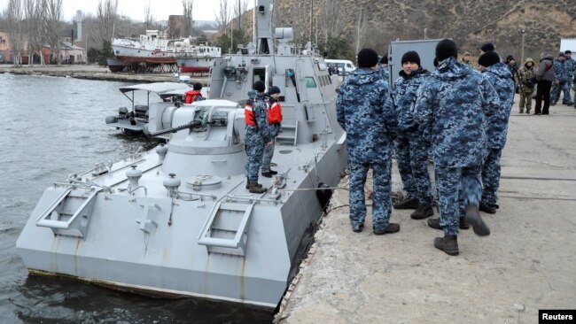 2019年11月20日: 乌克兰军人聚集在乌克兰奥恰基夫港曾被俄罗斯扣押的尼科波尔号船附近。