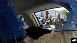 12일 모하무드 신임 대통령 거처인 호텔 앞에서 테러로 부서진 차량.