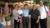 美国对华援助协会会长傅希秋提供的照片上有傅希秋（中）和中国牧师张少杰的女儿 和女婿（2014年7月15日）