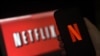 Ilustrasi foto layar komputer dan ponsel menampilkan logo Netflix pada 31 Maret 2020 di Arlington, Virginia. (Foto: AFP)