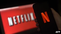 Logo Netflix di layar komputer dan ponsel (foto: ilustrasi). 