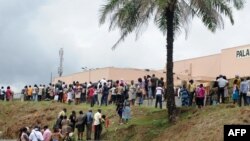 因大选后骚乱被逮捕人士的家人在加蓬法庭外等候裁决。