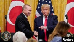 Presiden AS Donald Trump (kanan) dan Presiden Turki Recep Tayyip Erdogan dalam konferensi pers bersama di Gedung Putih, Washington, D.C., 13 November 2019.