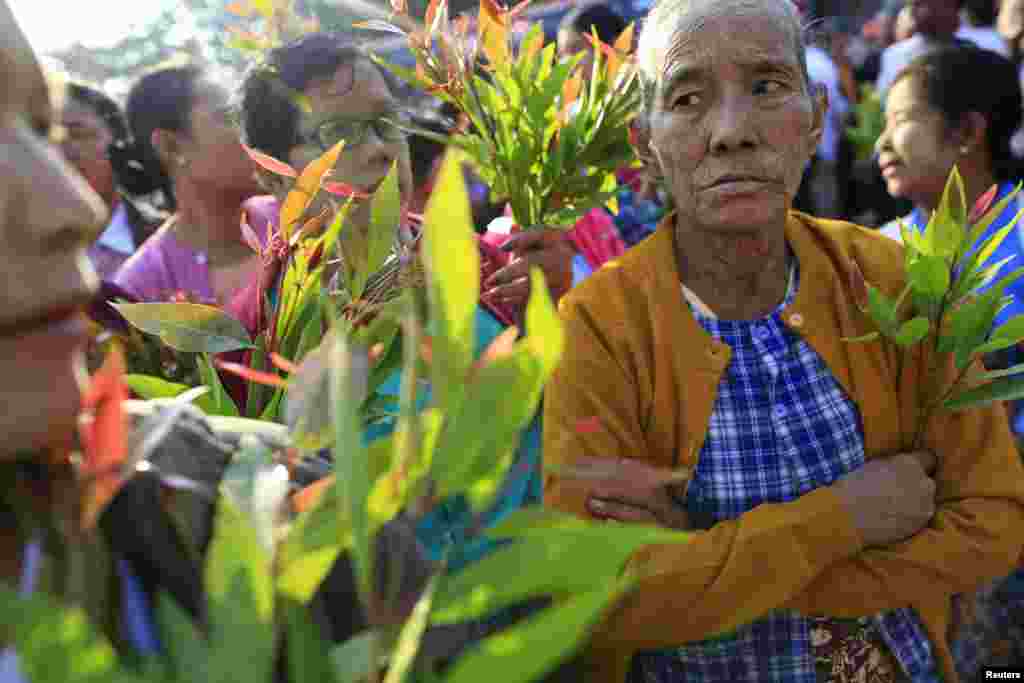 Family members hold leaves as they wait for political prisoners to be released from Insein prison in Rangoon, Burma, Dec. 31, 2013.&nbsp;