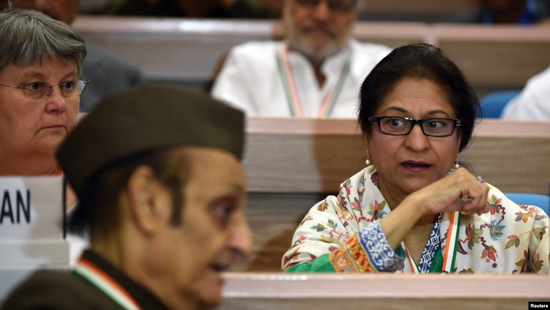Pengacara dan aktivis hak asasi manusia dari Pakistan, Asma Jahangir, kanan, menghadiri sebuah pertemuan di New Delhi, pada 17 November 2014.