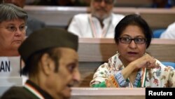 Pengacara dan aktivis hak asasi manusia dari Pakistan, Asma Jahangir, kanan, menghadiri sebuah pertemuan di New Delhi, pada 17 November 2014.