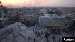 Des hommes inspectent les dégâts après une bombe aérienne à Alep, Syrie, le 2 juin 2016. 