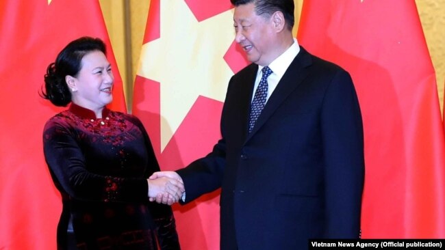 Chủ tịch Quốc hội Nguyễn Thị Kim Ngân hội kiến Tổng Bí thư, Chủ tịch Trung Quốc Tập Cận Bình, trong chuyến thăm Trung Quốc kết thúc hôm 12/7. (Ảnh: TTXVN)