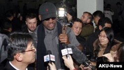 Denis Rodman okružen novinarima na aerodromu u Pjongjangu