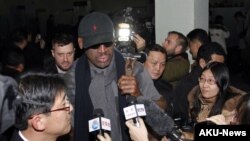 Mantan bintang NBA yang terkenal eksentrik, Dennis Rodman, dikelilingi para wartawan setibanya di bandara Pyongyang, Korea Utara, 26 Februari 2013.(AP Photo/Kim Kwang Hyon)