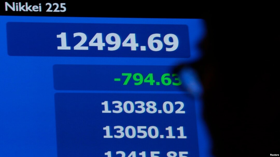 Indeks rata-rata saham Nikkei di Jepang turun lebih dari enam persen hari Kamis (13/6).