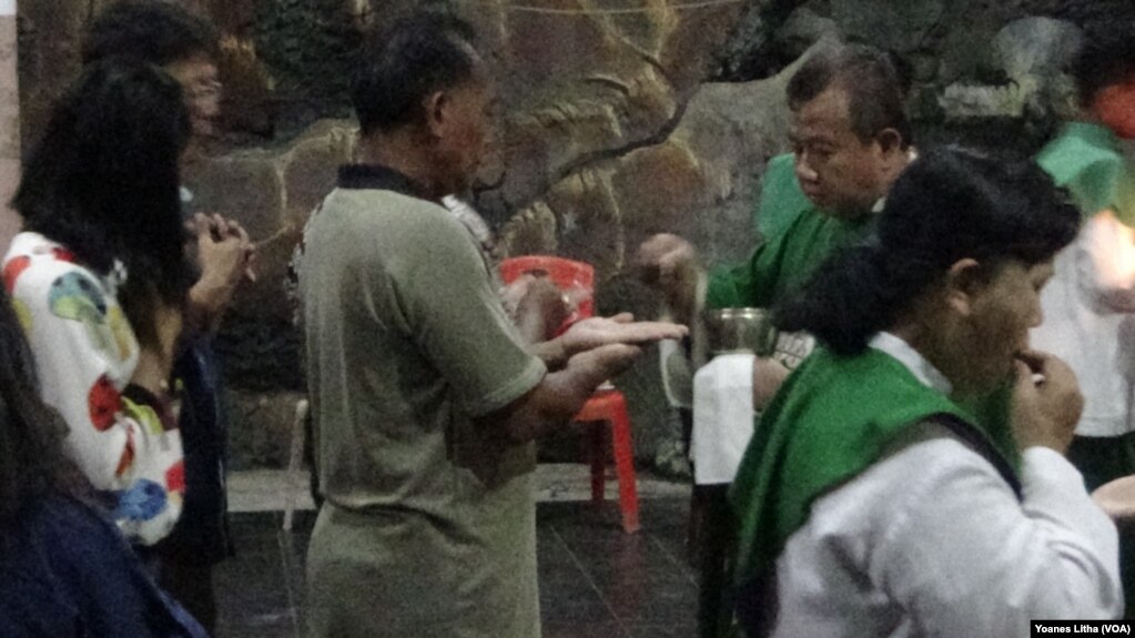 Misa pertama di Palu.