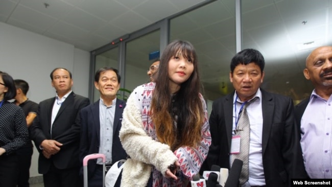 段氏香抵达河内的内排机场。(2019年5月3日)