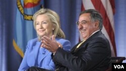 Menhan AS Leon Panetta (kanan) bersama Menlu Hillary Clinton saat menjadi pembicara dalam forum terbuka di National Defense University di Washington, Selasa (16/8).