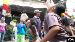 Lomba makan krupuk anak anak kawasan Kalibata, Jakarta Selatan (Foto: VOA/Budi Nahaba)