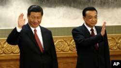 El nuevo secretario general del Partido Comunista Chino, Xi Jinping (izquierda), saluda en el Gran Salón del Pueblo, en Beijing, China, junto a Li Keqiang, el supuesto primer ministro.