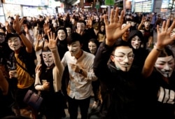 지난 11월 홍콩에서 시민들이 가이 포크스 마스크를 쓰고 민주화 요구 시위에 참석했다.