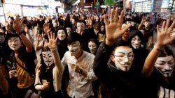 اب نوجوان ماسک پہن کر اپنا احتجاج کرنا شروع ہو گئے ہیں — فائل فوٹو