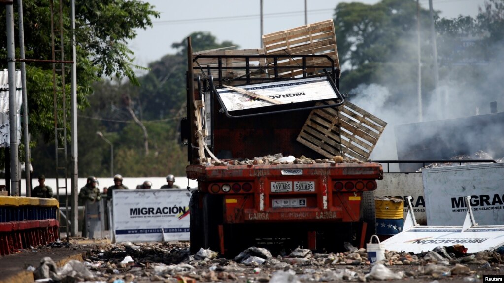 Một xe tải chở hàng viện trợ bị cháy rụi tại cầu Francisco de Paula Santander băng qua biên giới Colombia và Venezuela, ở Cucuta, Colombia, ngày 24 tháng 2, 2019.