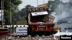 Một xe tải chở hàng viện trợ bị cháy rụi tại cầu Francisco de Paula Santander băng qua biên giới Colombia và Venezuela, ở Cucuta, Colombia, ngày 24 tháng 2, 2019.