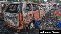 Mobil dibakar oleh massa pada 22 Mei.