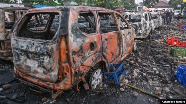 Mobil dibakar oleh massa pada 22 Mei.