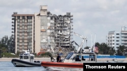 La Guardia Costera de EEUU y la Policía de Miami-Dade patrullan cerca del edificio residencial parcialmente derrumbado en Surfside, que costó la vida a casi 100 personas. [Archivo]