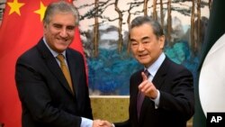 Menlu Pakistan Shah Mahmood Qureshi dan Menlu China Wang Yi dalam pertemuan di Beijing Maret tahun 2019 (foto: dok).