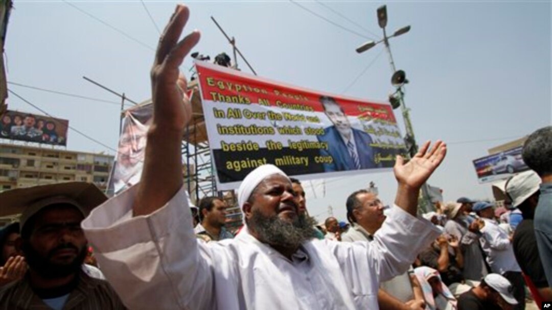 Abashigikiye President Mohammed Morsi, bariko barasenga mu gisagara ca Nasser City, ku musi wa mbere igenekerezo ry'umunani, ukwezi kw'indwi, 2013, J