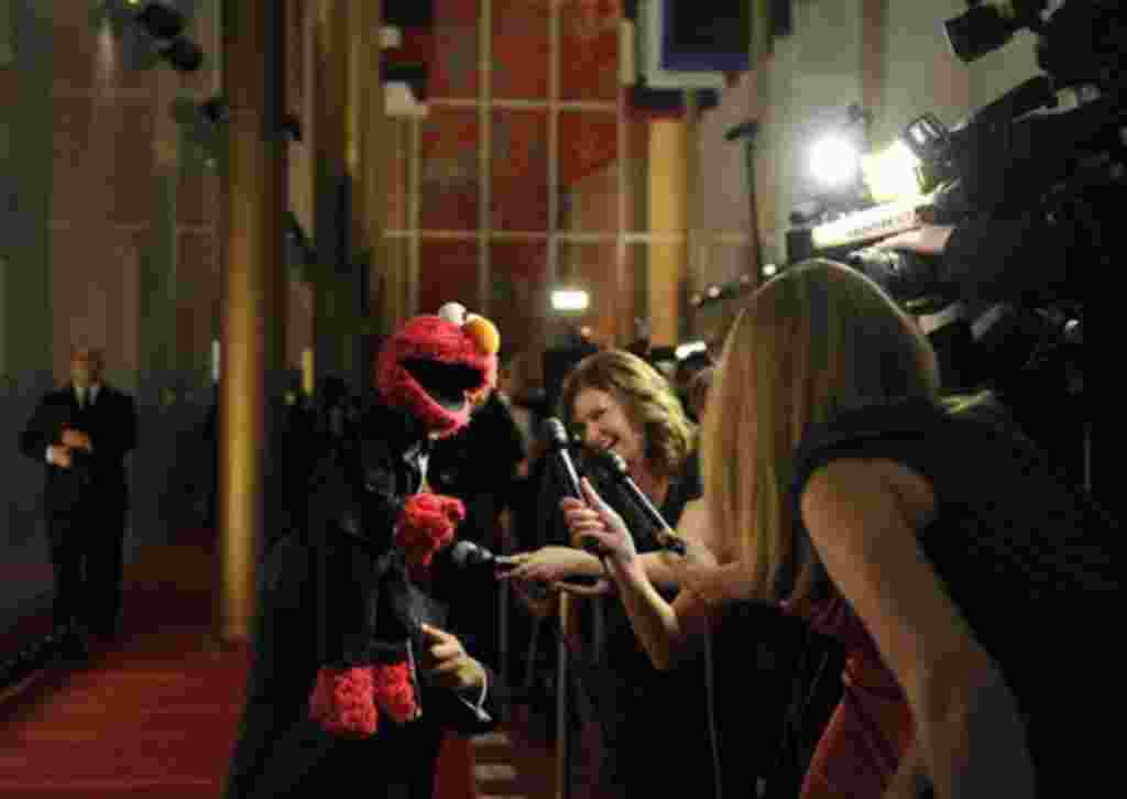 Elmo, de Plaza Sésamo, ofrece entrevistas a la televisión durante la premiación en el Kennedy Center.