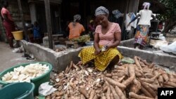 Une femme épluche du manioc pour le plat d'accompagnement attiéké, à Abidjan, le 22 mai 2018.